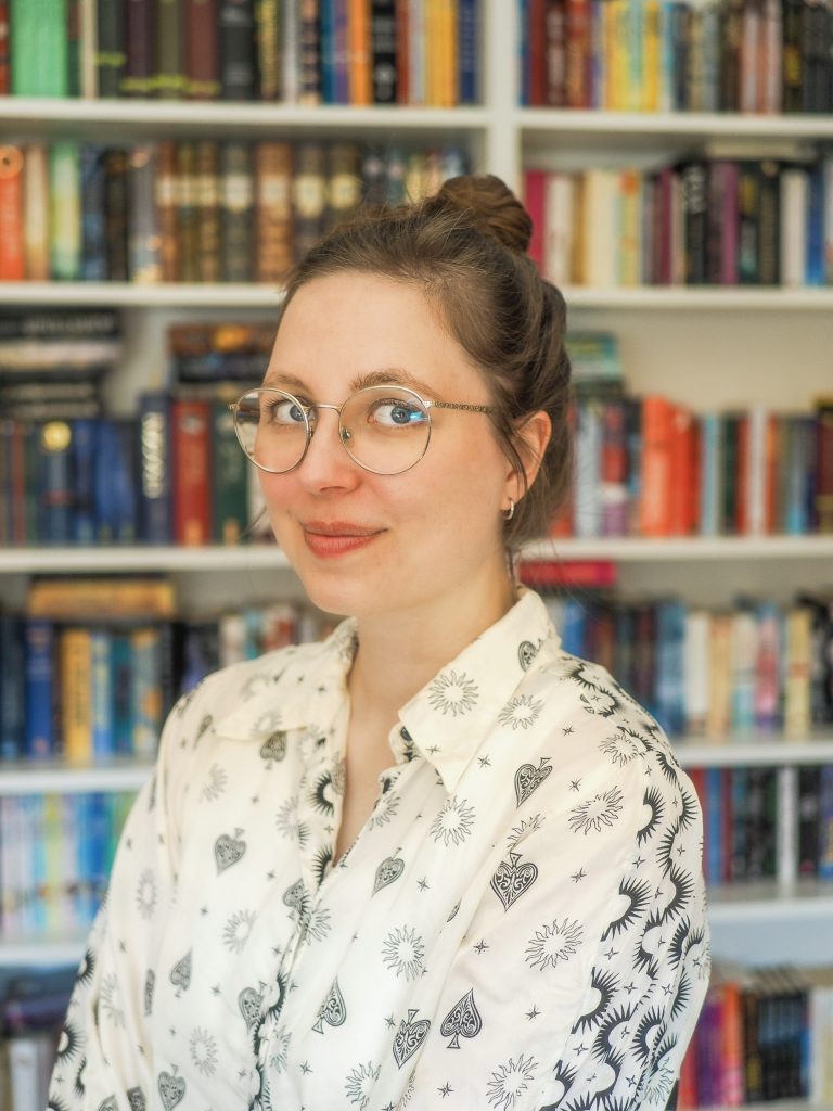 Porträt Foto vor dem Bücherregal - Künstlerin Rike Niemann Kinderbuch Illustratorin und Autorin