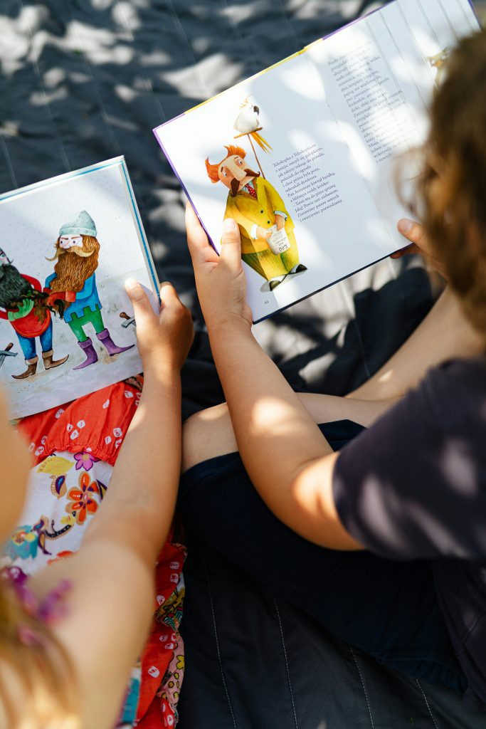 Kinder lesen zusammen Bücher
